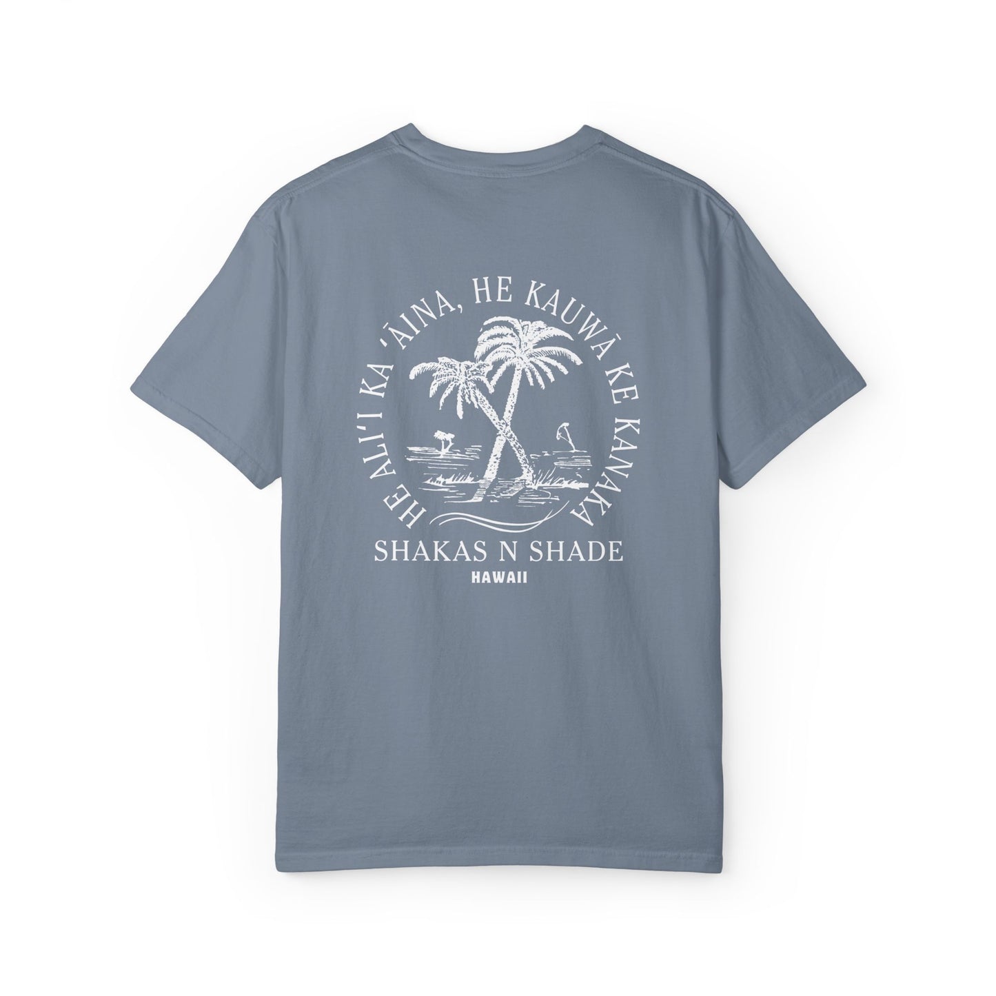 He aliʻi ka ʻāina, he kauwā ke kanaka (The land is chief, man is its servant) Mens T-Shirt