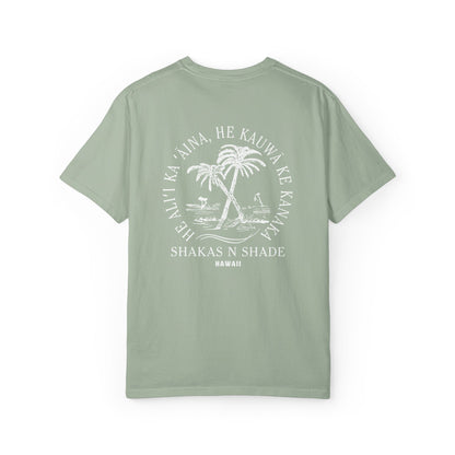 He aliʻi ka ʻāina, he kauwā ke kanaka (The land is chief, man is its servant) Mens T-Shirt