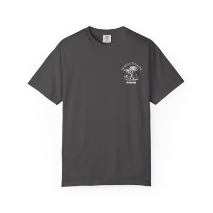 He aliʻi ka ʻāina, he kauwā ke kanaka (The land is chief, man is its servant) Mens T-Shirt