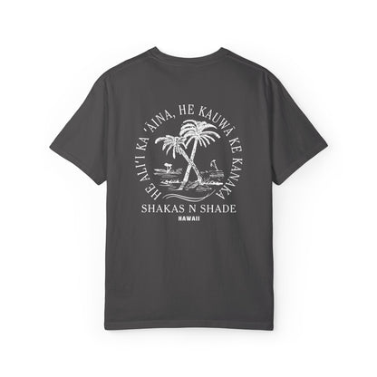 He aliʻi ka ʻāina, he kauwā ke kanaka (The land is chief, man is its servant) Mens T-Shirt