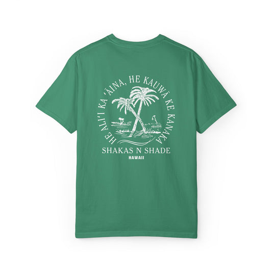 He aliʻi ka ʻāina, he kauwā ke kanaka (The land is chief, man is its servant) Mens T-Shirt