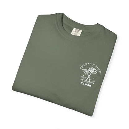 He aliʻi ka ʻāina, he kauwā ke kanaka (The land is chief, man is its servant) Mens T-Shirt