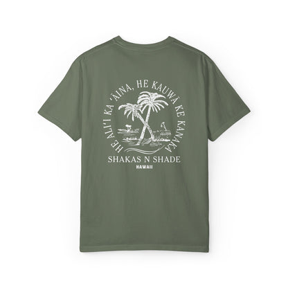He aliʻi ka ʻāina, he kauwā ke kanaka (The land is chief, man is its servant) Mens T-Shirt