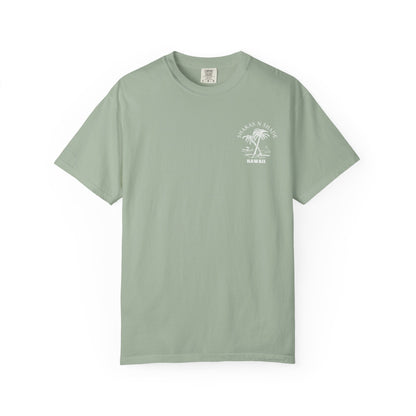 He aliʻi ka ʻāina, he kauwā ke kanaka (The land is chief, man is its servant) Mens T-Shirt
