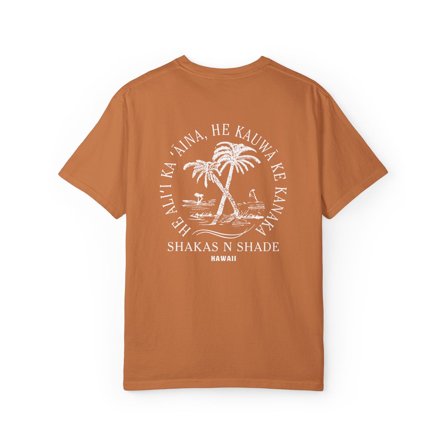 He aliʻi ka ʻāina, he kauwā ke kanaka (The land is chief, man is its servant) Mens T-Shirt
