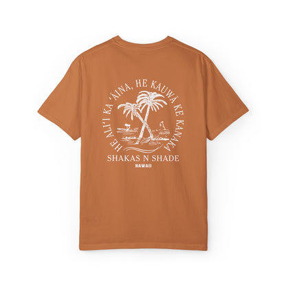 He aliʻi ka ʻāina, he kauwā ke kanaka (The land is chief, man is its servant) Mens T-Shirt